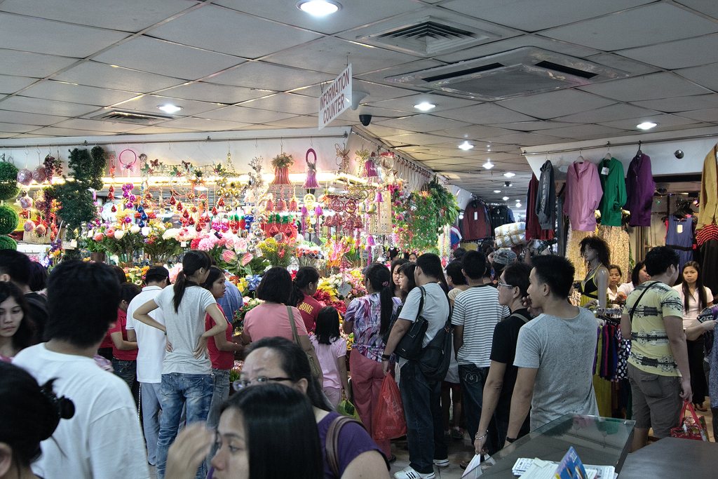 Mataong shopping aisle sa loob ng 168 Shopping Mall