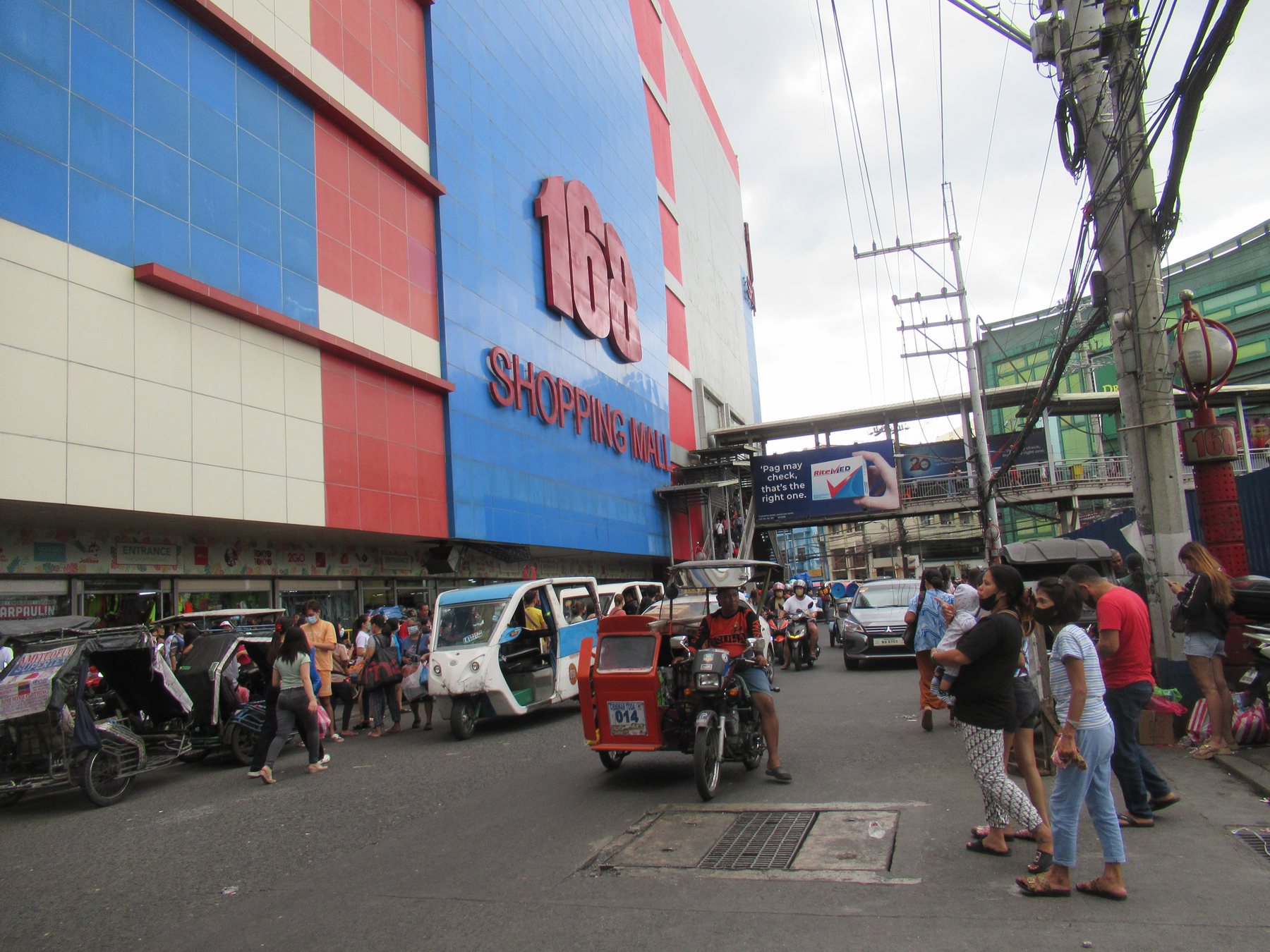 Harapan ng 168 Shopping Mall sa Soler Street, Divisoria, Manila